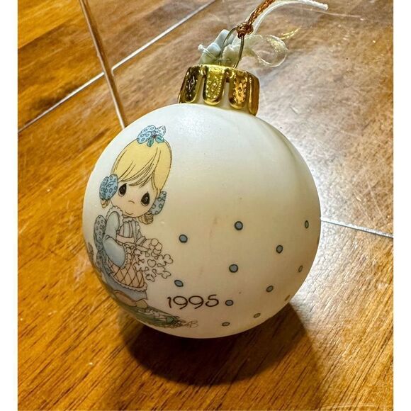 Precious Moments 1995 Christmas Ornament He Covers The Earth With His Beauty - Picture 2 of 7